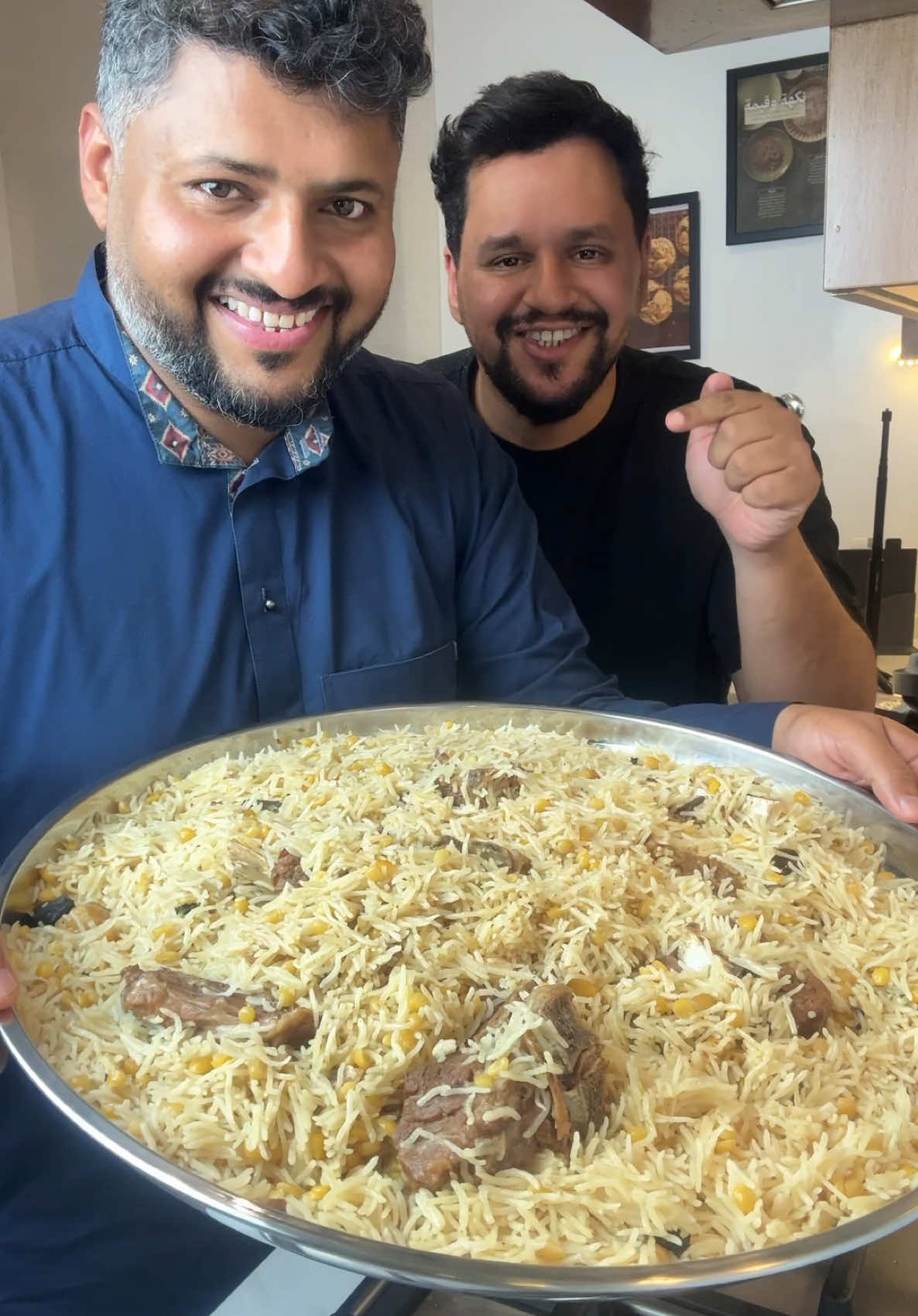 رز بحمص حجازي 🍚🤍 أكلة أصيلة ارتبطت بالعزاء عند أهل الحجاز، نكهتها مميزة وتجمع بين البساطة والكرم ✨ مع الشيف وحيد @شيف وحيد مليباري  المكونات 📝 رز بسمتي منقوع لحم مقطع حمص مجروش لية بصل ثوم كزبرة ناشفة مطحونة فلفل أسود مطحون ملح هيل وبهارات صحيحة شيبة ماء مغلي زيت طريقة التحضير 👨🏻‍🍳 نذوب الليه مع الزيت في قدر واسع نضيف اللحم ونشوحه حتى يتغير لونه ننزل بالبصل ثم نرمي الثوم ونقلب جيدًا نضيف الكزبرة والفلفل الأسود والهيل والبهارات الصحيحة ننزل بالشيبة والملح ونصب الماء المغلي ونقفل الضغط بعد ما ينضج اللحم نفك الضغط ونضيف الحمص المجروش نضغطه 5 دقائق ونجهز الرز البسمتي المنقوع نخلط الحمص مع اللحم ونضيف الأرز فوقهم نسقيهم بالمرق ونخلي النار عالية حتى تبان الحبة نوطي النار ونغطيها بقصدير حتى يتكمل النضج وبكذا جهز معنا ألذ رز بحمص حجازي أصيل ✨ وقت التحضير: ساعة وربع تقريبًا الكمية تكفي: 5–6 أشخاص