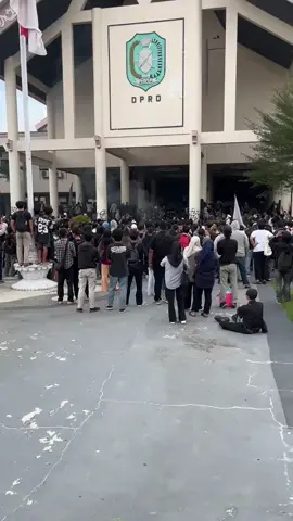 Aksi demo hari ini  Tgl 27-Agustus 2025  Di Gedung DPRD Pontianak Kalimantan Barat 😭😭