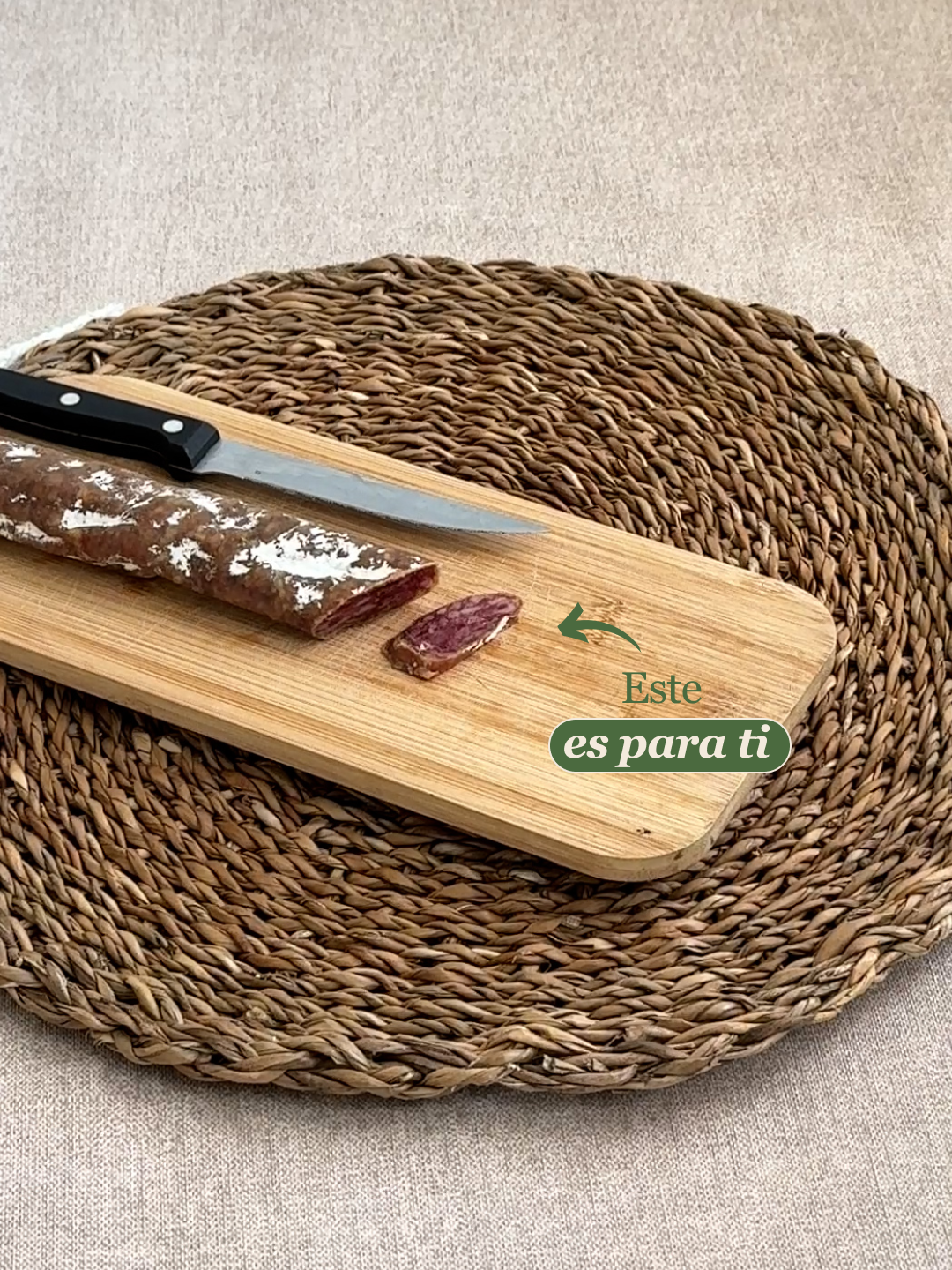 Nuestra CM está enamorado del fuet. Piensa todo el día en él, pero aun así, te ha guardado uun trozo solo para ti. 😍 Aunque si quieres comer un poco más, siempre puedes pasarte por una de nuestras tiendas.💚 #fuet #bonArea