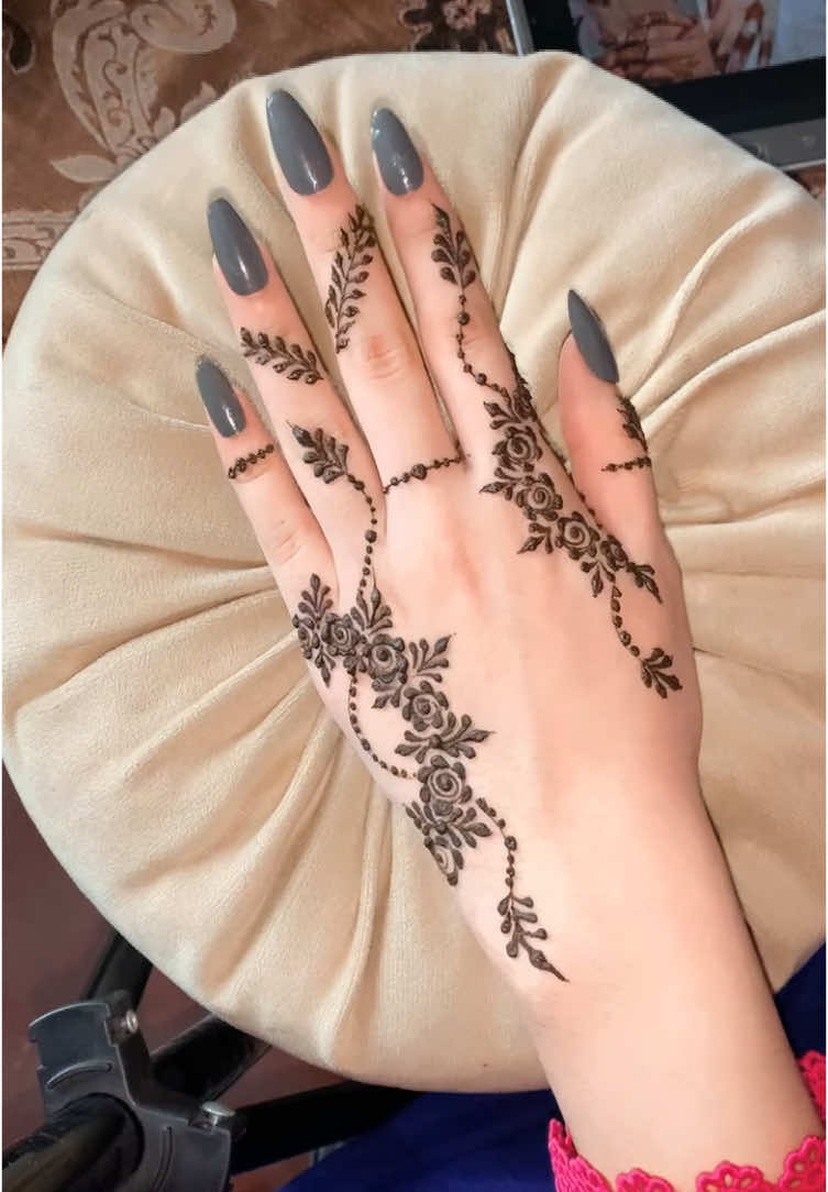 Replying to @Banoo Ranii DM for bookings only in Faisalabad @HOOR BRANDED CL @مہندی کا جھاں 🌎😍♥️ @Henna by Laraib Faisalabad🥀🔥 @SeriMeshi Nails 💅 #mehndidesign #viral?videotiktok😇😇 #foryoupage #mehndilove #viralvideo 