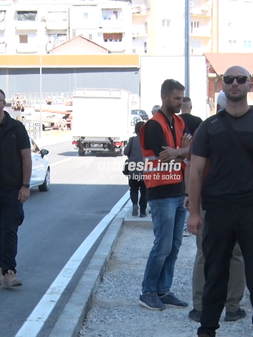 Pamje nga vizita e Sveçlës në urën e re mbi lumin Ibër