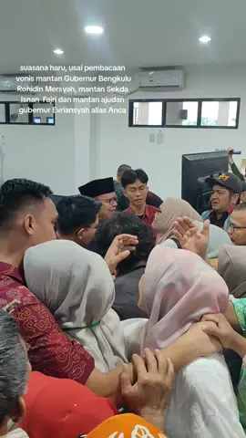 Majelis hakim Pengadilan Negeri Tindak Pidana Korupsi (Tipikor) Bengkulu menjatuhkan vonis terhadap mantan Gubernur Bengkulu Rohidin Mersyah selama 10 tahun penjara dengan denda Rp700 juta subsider enam bulan penjara terkait kasus gratifikasi dan pemerasan. Rohidin Mersyah juga divonis pidana tambahan berupa uang pengganti kepada negara sebesar Rp39,6 miliar, 72,15 dolar Amerika dan 349 dolar Singapura dan jika tidak mampu membayar maka hartanya akan disita atau diganti dengan pidana hukuman penjara tiga tahun dan dicabut hak politiknya selama dua tahun setelah menjalani pidana pokok. Untuk terdakwa mantan Sekretaris Daerah (Sekda) Provinsi Bengkulu Isnan Fajri divonis hukuman pidana penjara selama tujuh tahun penjara dengan denda Rp500 juta subsider enam bulan penjara. Serta mantan ajudan gubernur Evriansyah alias Anca divonis hukuman pidana penjara selama lima tahun dengan denda Rp250 juta subsider tiga bulan penjara.  #sidangrohidin #bengkulu #voniskorupsi #pntipikorbengkulu #rohidinmersyah 