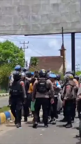 Di daerah lain, polisi direkrut lewat seleksi ketat sehingga hasilnya pintar dan profesional. Sementara di Papua, proses rekrutmen sering asal-asalan, akibatnya kualitas aparat jauh tertinggal. #netizenindonesia #pengikut #papuatiktok #infopapua 