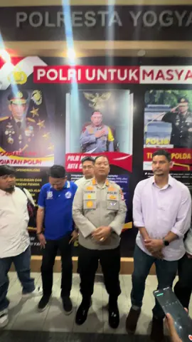 Suporter PSIM dan Persib sepakat menyudahi persoalan yang terjadi di Jogja. Seluruh elemen suporter yakni Brajamusti, The Maident, Bobotoh, Viking dan Ultras sepakat menutup hal buruk yang terjadi dan berikrar menjaga perdamaian ke depan. #psimjogja #bobotoh #viking #ultras #psimpersibdamai 