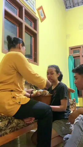 Saiki nembe iso ngangkat telpon e buk’e .nk ngangkat Drajat e buk’e sek diusahakne🖤