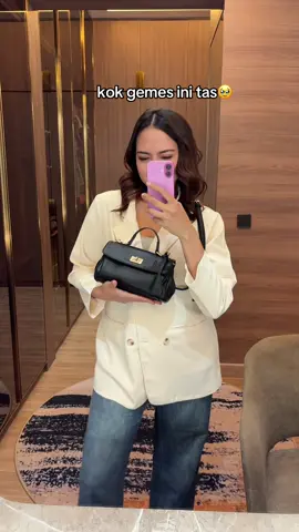 Di ekonomi sekarang harus berhemat tapi ga bisa kalo liat tas lucu gini😭😭😭😭😭
