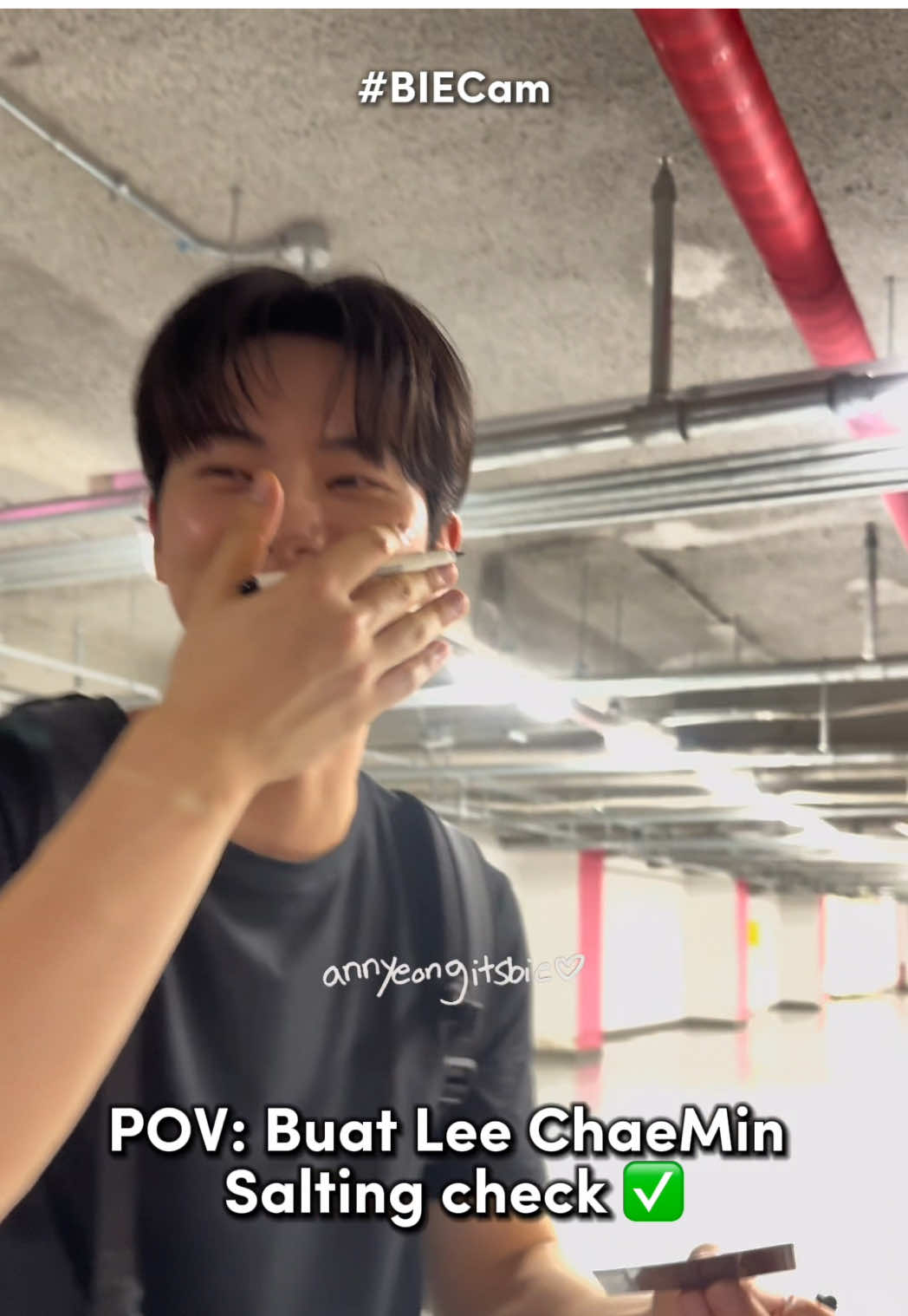 ADUH AKU SUKA POLL BECANDAIN @l.c.m____ 🤣🤣🤣🤣 Gampang banget salting, terus iseng pula 🤣🤣 dibecandain tuh reactionnya lucu poll 😭😭😭😭 KEK AKU BECANDAIN DIA BISA BALES GITU LOH 🤣🤣🤣🤣🤣🤣Bisa isengin duluan pula 🤣🤣senyumnya manis banget kan jadi makin sayang 🩷🤧🫶🏻👊🏻 Karena sering samperin masnya sampe uda afal poll ama aku 🤣🤣🤣 Terus anaknya kek polos gemesh bngt padahal tinggi besar asli kek golden retriever 🤣🤣🤣🤣 DUHHHH CHAEMIN EMANG BOLEH MANUSIA SEGEMESH INI🤣🤣🤣aku jadi ketawa terus plis sama masnya 🤣🤣banyak videoku sama masnya ntar aku pelan pelan upload ya 🤣🤣🩷🩷 AYO SEMUA NNTN DRAMA CHAEMIN SAMA YOONA YG BARU SERU BNGTTTTTTTTT 👊🏻👊🏻🥹🫵🏻🫵🏻🫵🏻 DUKUNG MAS AKU!! btw ada bonus mba @yoona__lim sedikit di belakangnya 🫶🏻🩷 DUH AKU KANGEN AYO SEGERA KITA KETEMU OKE MAS CHAEMINKU? 🩷🩷🫵🏻🫵🏻 #LeeChaeMin #이채민 #윤아 #bonappetityourmajesty #Yoona