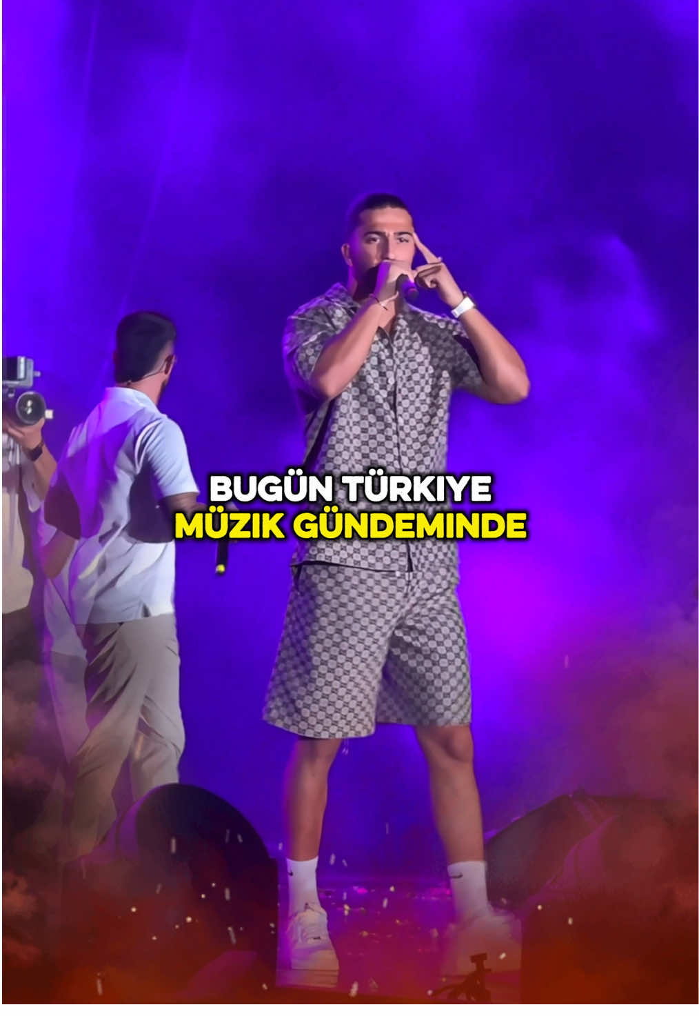 Mero ve Ati242 arabayı patlattı! Uzi-Ebo kavgası ve yeni albüm gündemde!                                     Türkiye müzik sahnesinde bugün neler oldu? Mero, Ati242 ile klibinde milyonlarca değerindeki arabasını patlattı, Uzi Ebo’ya iftira attı ve yeni albümüyle herkesi heyecanlandırdı. Sosyal medya bu olayları konuşuyor! Sizce hangisi daha çok ses getirecek? Yorumlarda fikirlerinizi paylaşın!#magazin #kesfetbeniöneçıkart #uzielchavo #ibrahimtilaver #ati242 @Mero_428 @Uzi @Ebo 