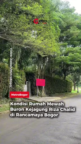 Kejaksaan Agung (Kejagung) menyita  rumah mewah milik tersangka kasus dugaan tindak pidana pencucian uang (TPPU), Mohammad Riza Chalid, di kawasan elit Perumahan Rancamaya Golf Estate, Kota Bogor.  Kondisi  rumah mewah itu kini sudah terpasang plat merah bertuliskan “Tanah Dan/Atau Bangunan Ini Telah Disita Oleh Penyidik Kejaksaan Agung” pada Rabu (27/8/2025).  Terlihat dari luar gerbang rumah terdapat bangunan rumah mewah yang juga disertai tempat bermain anak - anak.  Kejagung menaksir nilai pasaran mencapai Rp15 juta per meter per segi. Jika ditotal tiga aset rumah mewah yang saling bersebelahan itu mencapai Rp98,550 miliar.  Penyitaan ini berkaitan dengan pengusutan kasus dugaan korupsi tata kelola minyak mentah di PT Pertamina Subholding dan Kontraktor Kontrak Kerja Sama (KKKS) periode 2018–2023.  Kejagung menyebut total kerugian negara dalam perkara korupsi tersebut mencapai Rp285 triliun yang terdiri dari kerugian keuangan negara sebesar Rp193,7 dan Rp91,3 triliun dari kerugian perekonomian negara.  Video: Jiddan/MetroBogor .  #kejagung #mohammadrizachalid #rumahmewahbogorraya #metrobogor #bacametrobogor 