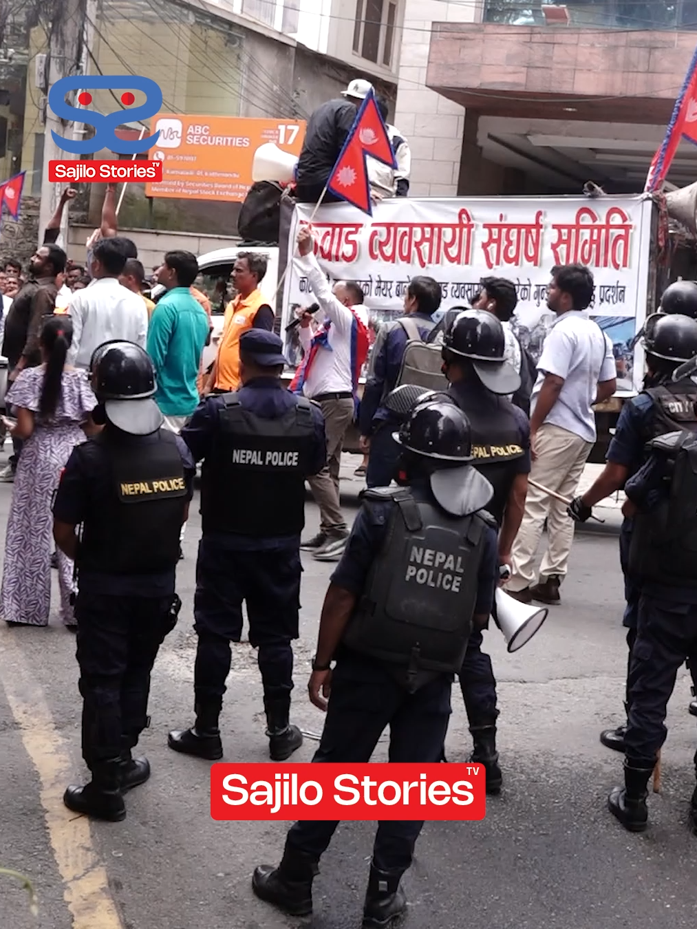 कवाड व्यवसायीहरुले महानगर घेर्ने भनेपछि प्रहरी परिचालन।  #kawad #kawadi #balen #balenshah #mahanagar #mahanagarpalika #kathmandu #protest #kathmandunews #nepalnews #todaynews #foryou #creatorsearchinsights #sajilostories #fyp #nepalinews #newsupdate #nepalisamachar #tajakhabar #nepalkhabar #foryoupage #latestnews #nepalissue #trendingnews #tajasamachar #newsupdate #explore #trending #viral #viralvideo #viralnews #newstiktok #nepalitiktok #nepal #news #nepalupdate