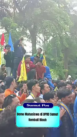 Demo Mahasiswa di DPRD Sumut Kembali Ricuh Kericuhan tak terelakkan kembali terjadi dari aksi yang dilakukan oleh Mahasiswa Cipayung Plus didepan Gedung Dewan Perwakilan Rakyat Daerah (DPRD) Sumut, Rabu (27/8/2025). Massa aksi berusaha keras untuk masuk kedalam halaman Gedung DPRD Sumut, namun Puluhan Personel Satuan Sabhara Polrestabes Medan, berusaha menjaga dan melakukan barikade agar massa tidak masuk kedalam halaman gedung. Aksi dorong-dorongan terjadi antara mahasiswa dan polisi, namun belum sempat masuk kedalam halaman gedung DPRD Sumut, personel Satuan Sabhara langsung melakukan pengejaran dan masa langsung berhamburan. Kemudian massa langsung melakukan pelemparan botol, tomat busuk kearah polisi, tak berselang lama, polisi langsung mengejar massa, dan massa tersebut langsung berlari kearah Jalan Maulana Lubis. Dalam pengejaran tersebut, polisi berhasil meringkus lima orang mahasiswa, dan kelimanya langsung diamankan kedalam gedung DPRD Sumut. (San) #tiktok #viral #fyppppppppppppppppppppppp #sumutpos #bacasumutpos 