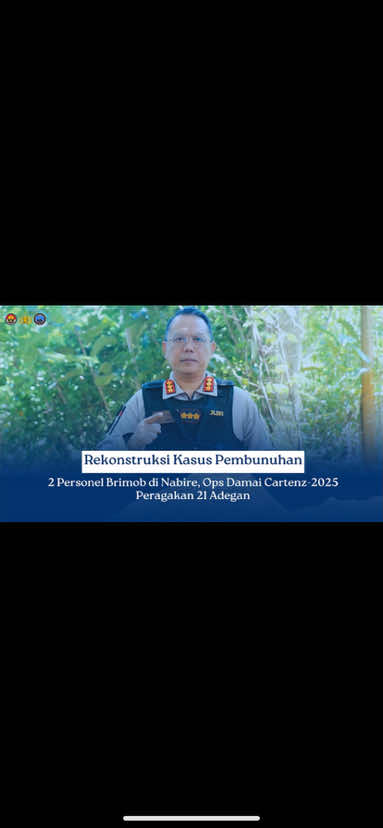 Rekonstruksi Kasus Pembunuhan 2 Personel Brimob di Nabire, Ops Damai Cartenz-2025 Peragakan 21 Adegan Operasi Damai Cartenz-2025 bersama Polres Nabire melaksanakan rekonstruksi kasus pembunuhan berencana terhadap dua personel Brimob Yon C Nabire, yaitu Brigpol M. Arif Maulana dan Briptu Nelson C. Runaki. Rekonstruksi berlangsung pada Selasa (26/8) di lokasi kejadian, Jalan Trans Nabire–Enarotali, Distrik Siriwo, Kabupaten Nabire, Papua Tengah. Kegiatan ini dipimpin oleh Kasatgas Tindak ODC, KBP Wahyu, S.I.K., M.H., dengan melibatkan personel gabungan Satgas Gakkum ODC, Satgas Tindak ODC, dan Polres Nabire. Sebanyak 21 adegan diperagakan untuk menggambarkan peristiwa yang menewaskan dua anggota Brimob tersebut. Salah satu pelaku yang telah menjadi tersangka, Suplianus Bagau alias Siprianus Weya alias Supli (31), dihadirkan langsung untuk memperagakan perannya bersama sejumlah saksi. Berdasarkan rekonstruksi, peristiwa pembunuhan yang terjadi pada Rabu (13/8) sekitar pukul 08.45 WIT. Para pelaku yang dipimpin Aibon Kogoya terbagi menjadi tiga kelompok, yakni : Kelompok Pertama: - YM - YW - KM Tugasnya melakukan penembakan terhadap Brigpol M. Arif Maulana di TKP 1. Kelompok Kedua: - TG - Suplianus Bagau (tersangka) Tugasnya melakukan penembakan terhadap Briptu Nelson C. Runaki di TKP 2. Kelompok Ketiga: - Aibon Kogoya (pimpinan) - HM Tugasnya memantau situasi di sekitar lokasi pembangunan jalan dan excavator. Setelah penembakan, pelaku juga merampas senjata api AK-101 dan AK-47 serta body vest milik korban. Selain itu, para pelaku juga sempat membuat video pernyataan sikap di camp darurat mereka yang direkam oleh tersangka Suplianus Bagau. Rekonstruksi dilakukan dengan pengamanan ketat, melibatkan 15 kendaraan taktis, 24 pucuk senjata laras panjang, serta perlengkapan bodyvest dan helm tempur. Kaops Damai Cartenz-2025, Brigjen Pol. Dr. Faizal Ramadhani, S.Sos., S.I.K., M.H., menegaskan bahwa rekonstruksi ini merupakan bagian penting dalam proses penyidikan untuk memperkuat bukti hukum. Ia juga menyampaikan apresiasi terhadap personel yang telah bekerja maksimal di lapangan. Sementara itu, Wakaops Damai Cartenz-2025, Kombes Pol. Adarma Sinaga, S.I.K., M.Hum., menambahkan bahwa rekonstruksi berjalan lancar tanpa kendala keamanan. Usai rekonstruksi, tersangka Suplianus Bagau kembali diamankan ke Rutan Polres Nabire. Operasi Damai Cartenz-2025 bersama penyidik Polres Nabire akan segera melengkapi berkas perkara untuk proses hukum lebih lanjut. #satgasdamaicartenzberhasil #opsdamaicartenz2025 #opsdamaicartenz #polisi #polri 