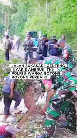🚧 JALAN SUKASARI–GENTENG NYARIS AMBRUK, TNI-POLRI & WARGA GOTONG ROYONG PERBAIKI 📅 Rabu, 27 Agustus 2025 TNI, Polri, dan warga bergotong royong melakukan perbaikan darurat jalan penghubung Sukasari–Genteng di Dusun Sardaen, Desa Sukasari, Kecamatan Sukasari, Kabupaten Sumedang. Jalan yang nyaris ambruk ini segera diperbaiki agar roda ekonomi warga tetap berjalan lancar. 🙏 Simpati warga begitu besar, bahkan ada yang menyewa alat berat untuk membantu kerja bakti ini. #Sumedang #GotongRoyong #TNI #Polri #KerjaBakti 