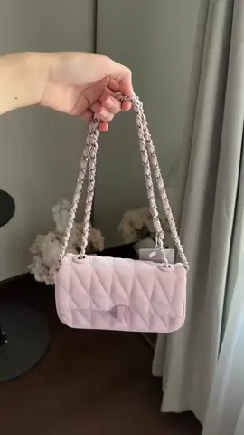 Aww so cute bener” jatuh cinta banget sama warna ini @RAINSMORE #minibag #tasselempang #taslucu #Rainsmore #tasrantai #lilac 