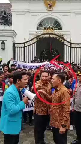 bubarkan DPR itu tuntutan mahasiswa dan rakyat Indonesia #bubarkandpr #demomahasiswa #dprbubar #fypviraltiktok #dprri 