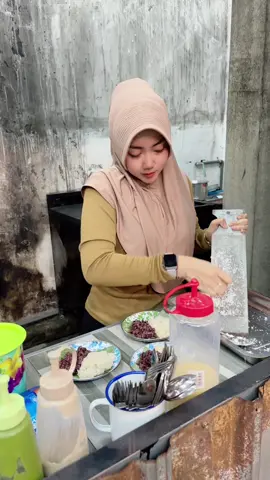 Kalau porsinya kurang silahkan bilang, nanti tak sayang eehh tak parutkan🤣 Buka jam 17.00 wib Jln. Prof. Muh. Yamin, Jombang Jawa Timur