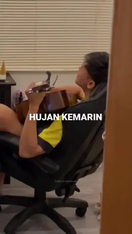 Galau banget bangg @cctvsepupu #hujankemarin #taxiband #cover  [ 🎥: cctvsepupu ]