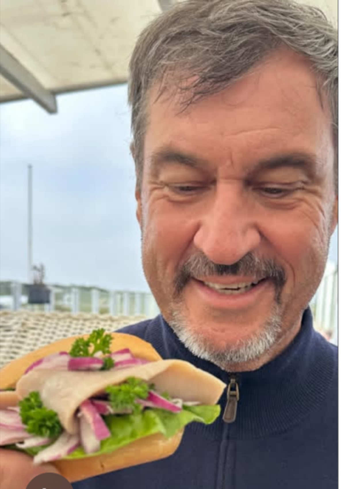 Zwei Tage #Helgoland – zum Abschluss darf eines nicht fehlen: #söderisst ein frisches Matjesbrötchen, am liebsten mit vielen Zwiebeln. #Fischbrötchen-Kultur auf #norddeutsch – gehört dazu wie das „Moin“ am Morgen.