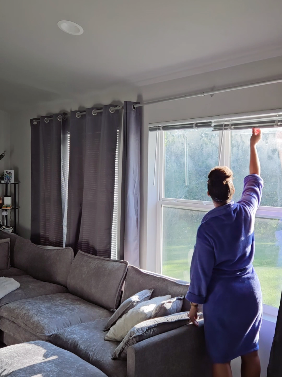 Good morning, Mommas! Set the tone for the day with some natural light ✨️☀️ #mommorningroutine #letthelightin #MomsofTikTok #goodmorning #morningroutine 