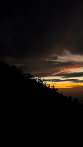 mata yang memandang, hati yang tenang  #pendakigunung #sunset #langit #4u #fyppppppppppppppppppppppp #fypage #xybca #bismillahfyp 
