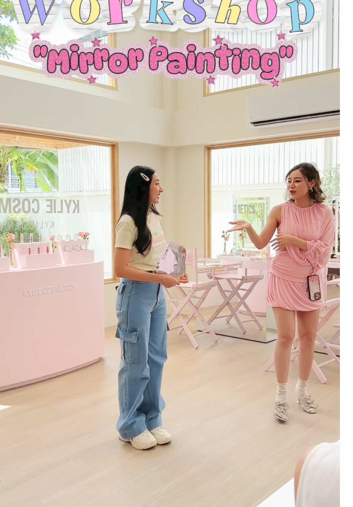 🪞✨ “Today’s workshop #MirrorPainting at the Kylie’s Cosmetic event.” • Paint, glam, and sparkle! ✨ #kyliecosmetics 💗 . . THE PALETTE (ART&CRAFT WORKSHOP) รับจัดกิจกรรมเวิร์กช็อปต่างๆ มีหลากหลายกิจกรรมให้เลือกค่ะ สามารถทำได้ทุกGen! สนุกเพลิดเพลินพร้อมมี Staff คอยแนะนำอย่างใกล้ชิด 😊 ✅ รับออกงานนอกสถานที่ทั้งกทม.และต่างจังหวัด ✅ Private Event ทุกรูปแบบ เช่น ภายในองค์กรบริษัท, Meet&Greet ศิลปินดาราไอดอล, แฟนด้อมจัดเพื่อศิลปิน, ปาร์ตี้วันเกิด, งานแต่งงาน เป็นต้น ✅ งานอีเวนท์ในห้างสรรพสินค้าหรือบูธในงานต่างๆ ✅ รับทำของขวัญ/ของที่ระลึก DIY  📍 มีหน้าร้านอยู่ที่โครงการ Route 41 (สายไหม) 📲 สอบถามเพิ่มเติมทักแชทได้เลยนะคะ #ThePalette #ThePaletteTH #Workshopศิลปะ