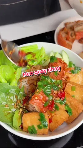 Món cho tháng chay: Heo quay chay siêu dễ làm, nguyên liệu đơn giản: 4 miếng sườn chay - ướp 1 mcf nước tương - 1 mcf đường - 1 mcf bột nêm - 1/3 mcf ngũ vị hương “Mỡ heo” - 110g nước lọc - 100g bột gạo - 10g bột năng - 1/2 mcf muối - 1 mcf bột nêm “Da heo” - 50g bột năng - 50g nước - 1/2 mcf bột màu điều #naucomnuoicop #fyp #heoquay  