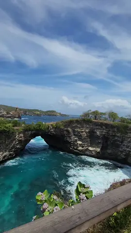 Ada penampakan the Octopus Queen di pantai  broken Beach nusa Penida Bali , sebuah karya seni instalasi karya seniman I Ketut Putrayasa#sclupture #art #arts #artist #statue 
