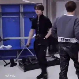 he’s just walking JUST WALKING.. lee know, the most attractive person in the world #leeknow #leeminho #leeknowskz #straykids #skz #minsung #karma 