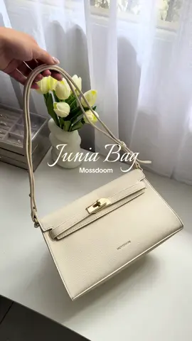 Currently obsessed with this Junia Bag from Mossdoom 🫶🏻✨ #mossdoom #mossdoombag #bags #shoulderbag #mossdoomshoulderbag 
