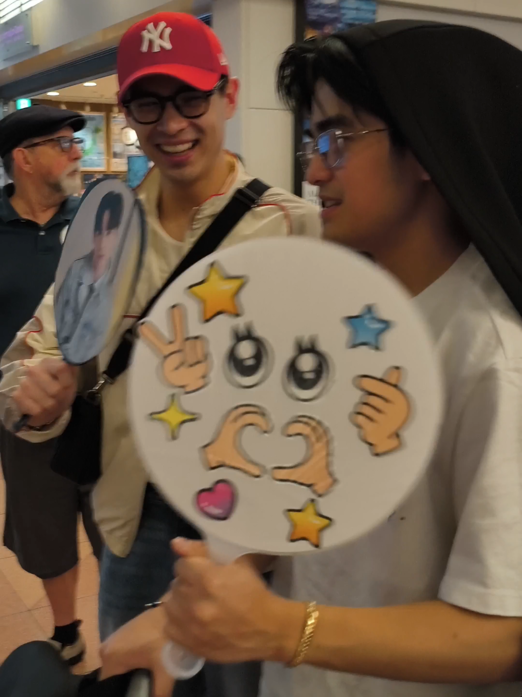 Nakipagbatobatopik ako sa kanya sa airport HAHAHAHA AKO NANALO HUMIRIT SYA BEST OF THREE DAW DAPAT 😭 kaso tinawag na sila kasi may chartered bus. Game na game sya lagi! I love love love interactive idols. Thank you Lord for @willxashley. Salamat din Ralph! #willashley #fyp 