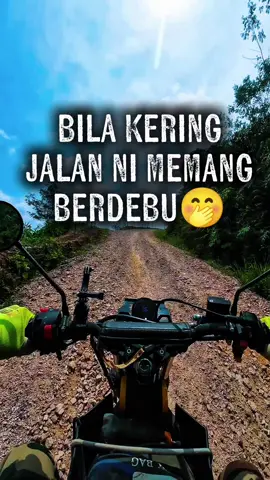 Jalan Ladang bila kering memang berdebu lagi2 bila selisih dengan 4 x 4.Kadang2 smpi x nampak jalan kat depan tu..Apa2 pun Korang layan je Jalan ni k🤭 #offroad #offroading #offroad4x4 #gurupedalaman  #yangkentalpastisampai 