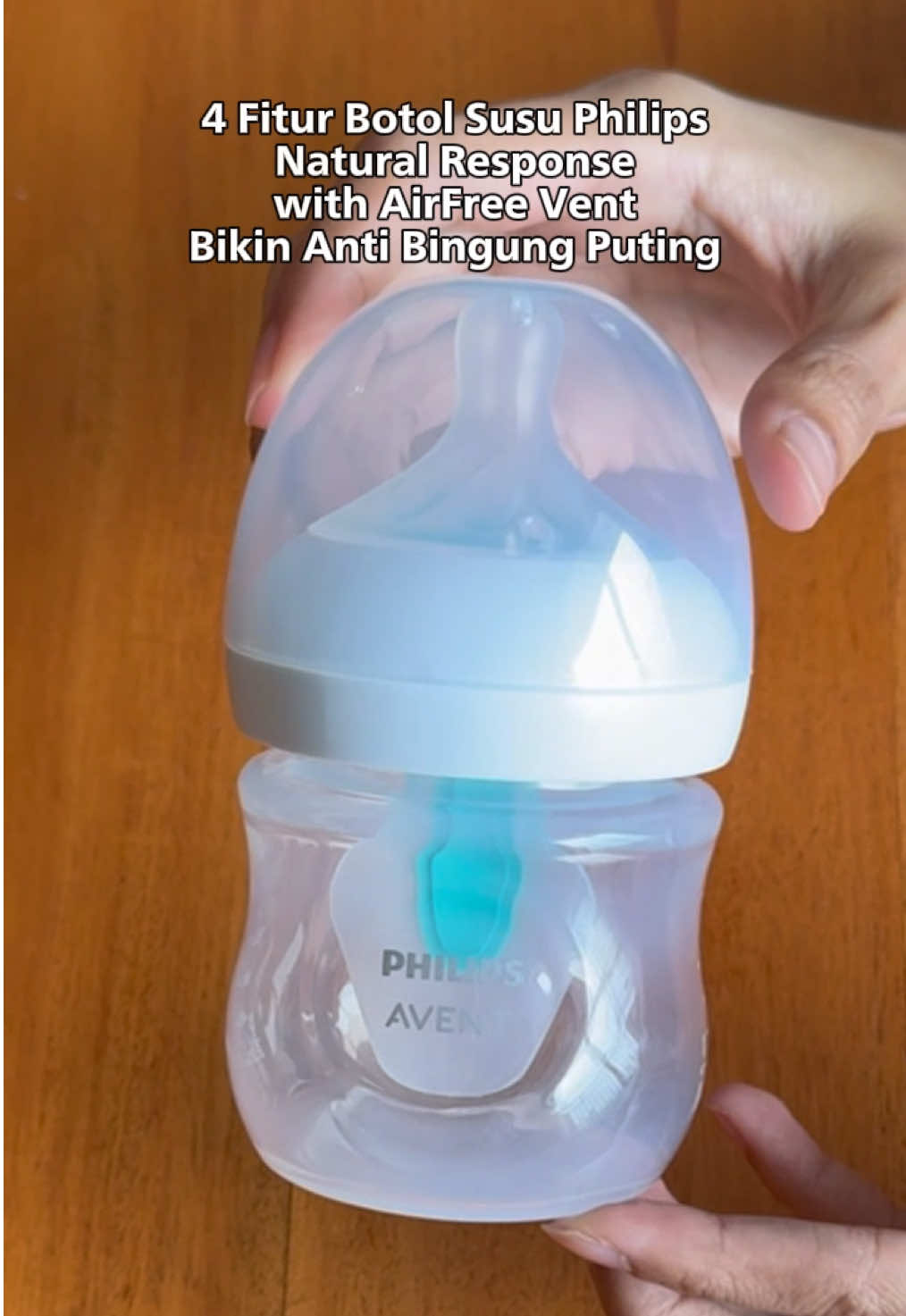 Botol Susu Philips Natural Response with AirFree Vent SCY670. Bentuk dan teksturnya mirip payudara Ibu, jadi bantu banget buat transisi dari ASI ke botol tanpa bikin si kecil bingung puting. AirFree Vent juga memberikan ekstra proteksi dari kolik jadi gak bikin si kecil rewel. Botol ini juga BPA-free yaa bund. Bayi tetap nyaman, dan happy waktu nyusu! Cek lengkapnya di LIVE ya! 👶 #PhilipsIndonesia #PhilipsAventIndonesia #BotolSusu 