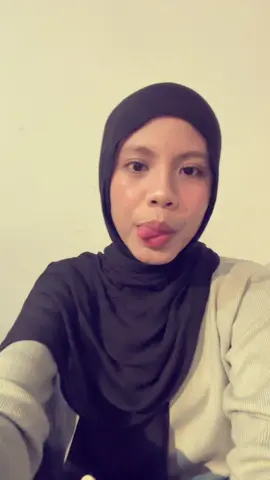 yg satu nikmatin eskrim yg satu sibuk cari stiker