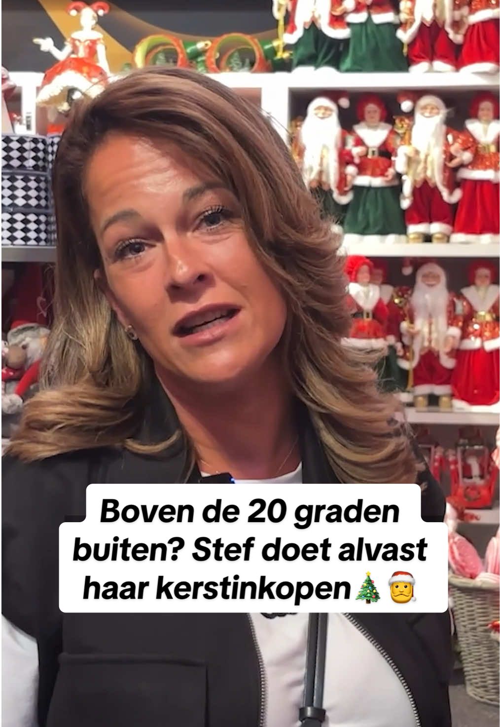 Het is deze week nog volop zomer, maar voor Stef kan de Kerst niet snel genoeg beginnen.🎅 Zij is een kerstfanaat en een van de vaste bezoekers van de Christmas Village in Scheveningen, die al anderhalve week open is! #kerst #christmasvillage #scheveningen #denhaag #denhaagfm 