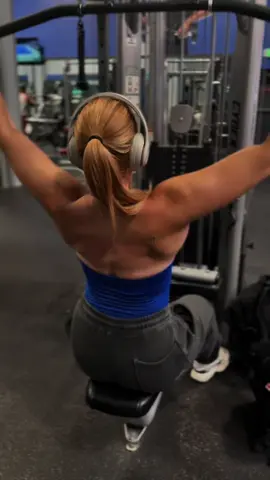 3 x 8-10 @ 105lbs #GymTok #gym #backday #backgains #workoutroutine 