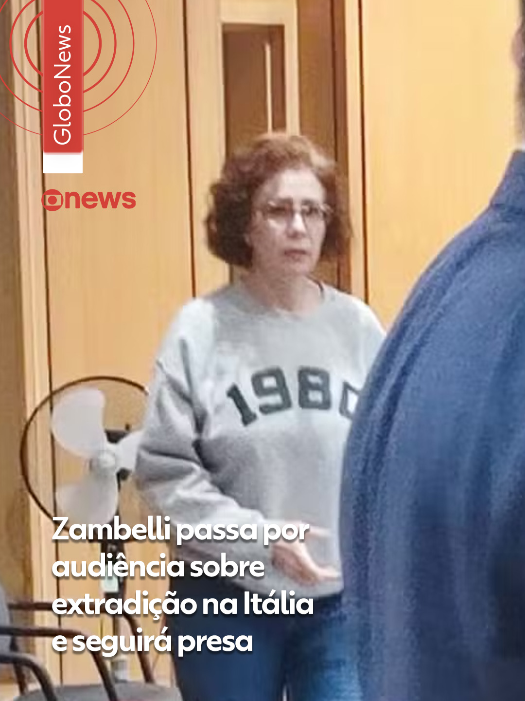Audiência em Roma - Considerada foragida da Justiça brasileira, a deputada federal Carla Zambelli (PL-SP) seguirá presa na Itália enquanto aguarda uma nova decisão no processo que julga sua extradição ao Brasil. Zambelli voltou nesta quarta-feira (27) a um tribunal de Roma, na Itália, para uma audiência dentro do processo em que a Justiça italiana analisa o pedido de extradição feito por autoridades brasileiras. A defesa da deputada licenciada também solicitava que ela aguardasse pela decisão em liberdade. A sessão desta quarta, no Tribunal de Apelações da capital italiana, terminou sem decisão, e Zambelli, portanto, seguirá presa enquanto espera um novo parecer da Justiça italiana. Mas o juiz responsável solicitou um recurso no qual pede um intervalo de tempo para analisar documentos. Após a análise, ele pode comunicar uma nova decisão, que pode sair ainda nesta quarta-feira. Há duas semanas, Zambelli chegou a ir ao mesmo tribunal, mas alegou estar passando mal, e a audiência foi adiada. Na ocasião, a juíza responsável solicitou uma perícia médica, que não encontrou problemas de saúde. Clique em 'leia o artigo' para ler a reportagem completa. #g1 #política #g1política #carlazambelli