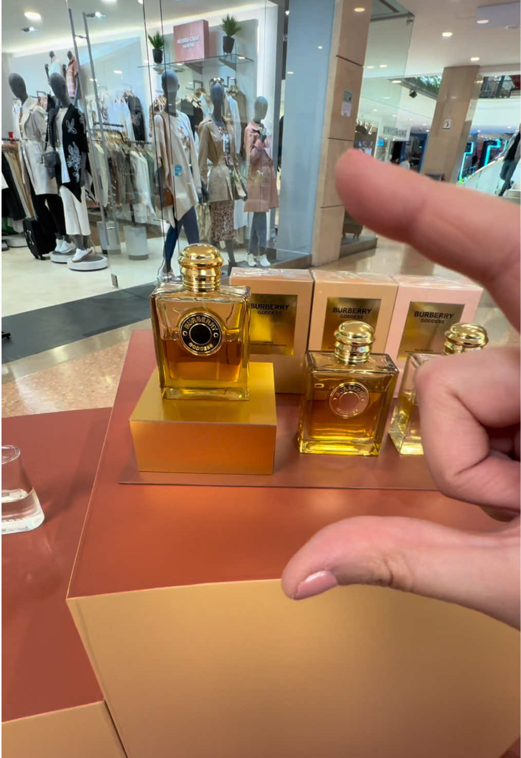 Descubre el nuevo pop up de Burberry Goddess en el primer piso del CC. Andino 🌟 Prueba su envolvente aroma y llévate una Burberry Bag de regalo por compra 🛍️ Estaremos hasta el 15 de septiembre ¡Te esperamos! ✨  @Panabel 