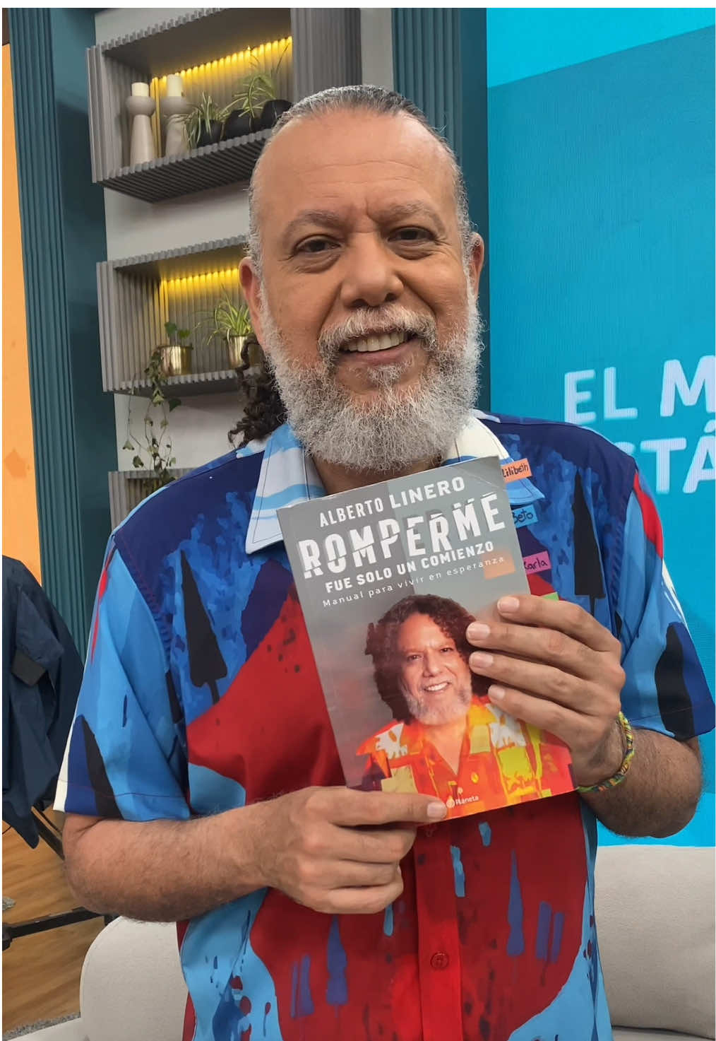 La tarea de hoy es: “Recuperar la Paz interior” @plinero. ¡Feliz miércoles! 😉🙏🥰  Camisa maravillosa de @marlonperezdisenador 👕 #DíaADía #AlbertoLinero #CaracolTV #FelizMiércoles