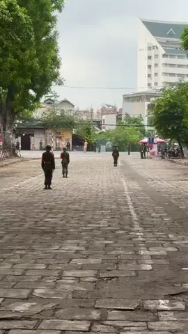Làm chân trông xe vậy,gửi khối ở nhà xem tivi#duyetbinh#a80 