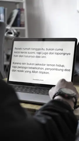 Istri adalah pintu rezeki dan pembawa keberkahan dalam rumah tangga. Apalagi istri yang sholehah 😁