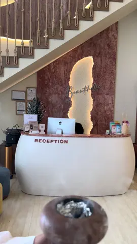 صالون بيوتي هولك | Beautiholic Salon، صرح جمالي متكامل يقدّم أرقى خدمات العناية بالشعر والبشرة والأظافر و مساج و حمام مغربي في أجواء تجمع بين الفخامة والراحة. يتميز الصالون بفريق من الخبيرات المحترفات اللواتي يقدمن أحدث صيحات الجمال باستخدام منتجات عالية الجودة وتقنيات عصرية. في بيوتي هولك، نؤمن أن الجمال رحلة متكاملة تبدأ من العناية بالتفاصيل وتنتهي بابتسامة رضا على وجه كل عميلة.#بيوتي_هولك #BeautiholicSalon #جمال_الخبر  #لمسة_أنثوية #شعر_وأظافر  