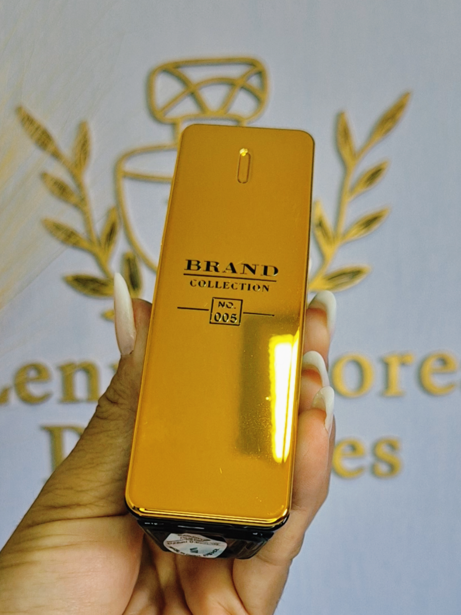 O frasco que é puro luxo e a fragrância que traduz poder. ✨ N°005 da Brand Collection, inspirado no One Million ✨ Notas frescas, especiadas e marcantes que revelam a essência de um homem que conquista e nunca passa despercebido. 📲 Clique no link do perfil e receba em qualquer lugar do Brasil! #PerfumeComClasseByLF #PerfumeMasculino #BrandCollection #creatorsearchinsights2025  #creatorsearchinsight  Mostrando o frasco do perfume