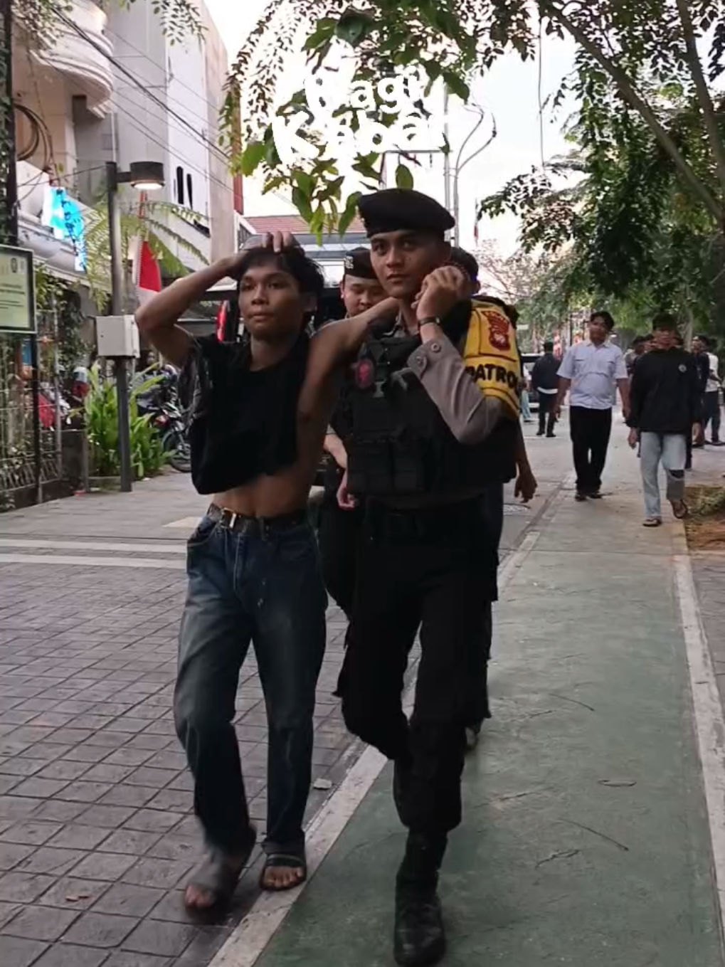 Bagi Kabar, Pontianak: Aksi unjuk rasa di Gedung DPRD Kalimantan Barat berakhir ricuh, Rabu (27/8/2025). ‎ ‎Kericuhan pecah ketika massa aksi mendesak agar Ketua DPRD Kalbar keluar menemui mereka.  ‎ ‎Salah satu tuntutan massa aksi adalah menuntut transparansi terkait tugas dan fungsi DPRD Kalbar, yang dinilai belum sepenuhnya berjalan sesuai harapan masyarakat. ‎ ‎Situasi semakin memanas saat massa dan aparat kepolisian terlibat saling dorong di depan gedung. Untuk membubarkan massa, pihak kepolisian menembakkan gas air mata ke arah demonstran. ‎ ‎Akibat insiden tersebut, sejumlah mahasiswa dan anggota kepolisian mengalami luka-luka. Hingga berita ini diturunkan, belum ada keterangan resmi terkait jumlah korban maupun tindak lanjut dari aksi tersebut. ‎ #kalbarinformasi #beritapontianak #aksiunjukrasa #dprdkalbar #demomahasiswa 