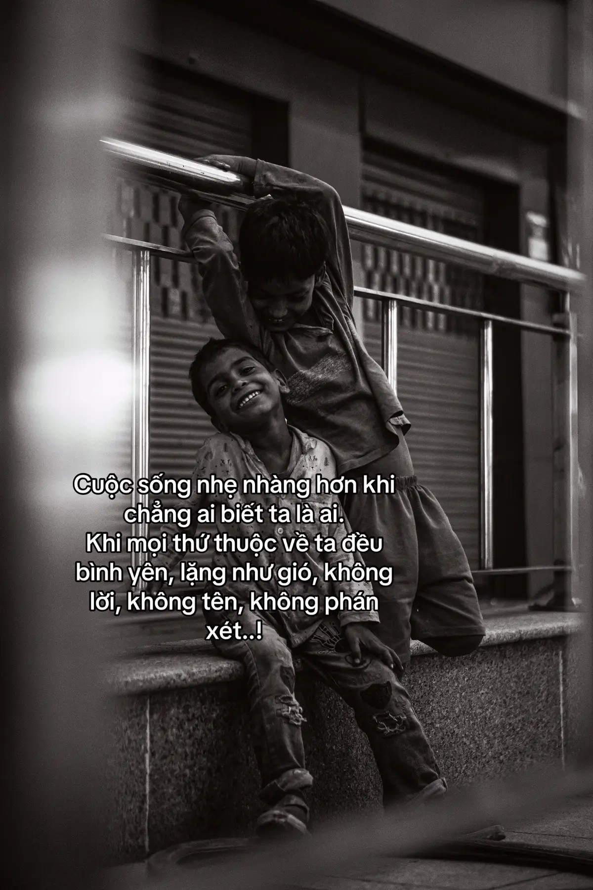 Cuộc sống nhẹ nhàng hơn khi chẳng ai biết ta là ai. Khi mọi thứ thuộc về ta đều bình yên, lặng như gió, không lời, không tên, không phán xét..! #strdoi #tamtrang #xh #cuocsong 