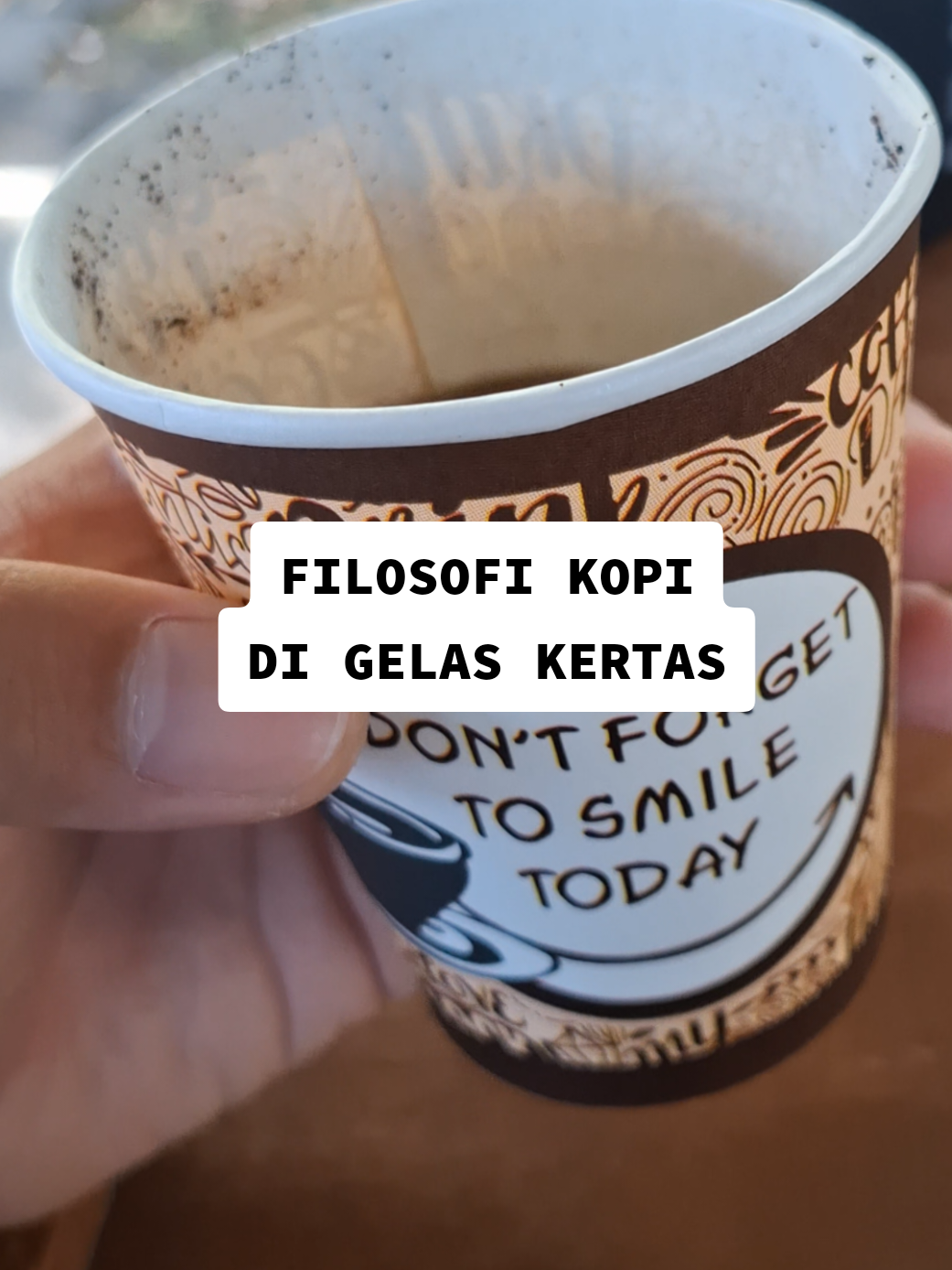 Filosofi Kopi dalam Konteks Gelas Kertas Kualitas yang Penting: Seperti yang dijelaskan dalam film dan berbagai renungan, yang terpenting adalah kualitas kopi di dalam cangkir, bukan cangkirnya. Gelas kertas bisa melambangkan bahwa meskipun wadahnya sederhana, nilai kopi itu sendiri tidak boleh terabaikan.  Perjalanan dan Kepraktisan: Gelas kertas sering kali digunakan untuk kopi yang diminum sambil bergerak atau dalam situasi yang membutuhkan kepraktisan. Ini bisa diartikan sebagai simbol perjalanan hidup yang penuh tantangan, di mana kita harus beradaptasi dan menemukan makna di setiap momen, terlepas dari kesederhanaan atau kepraktisan wadah yang ada.  Kesederhanaan dan Momen: Gelas kertas membawa kesederhanaan yang sering kali menjadi inti dari penikmatan kopi, bukan kemewahan cangkir. Fokusnya adalah pada rasa kopi dan momen kebersamaan, berbagi cerita dan ekspresi diri, serta membangun koneksi antarmanusia.  Dilema Gelas Kertas Dampak Lingkungan dan Kesehatan: Gelas kertas dapat mengandung mikroplastik yang akan larut saat terkena minuman panas dan masuk ke dalam tubuh, serta dapat menimbulkan masalah kesehatan seperti ketidakseimbangan hormon dan kanker.  Pentingnya Menjaga Lingkungan: Penggunaan gelas kertas berkontribusi pada masalah lingkungan, oleh karena itu, penggunaan tumbler atau meminta penyajian di gelas keramik/kaca adalah alternatif yang lebih baik untuk mengurangi kerusakan lingkungan dan risiko kesehatan.  Kesimpulan Filosofi kopi di gelas kertas adalah tentang menemukan makna dan kualitas dalam sebuah pengalaman, bahkan di tengah kesederhanaan dan kepraktisan wadah. Namun, di balik nilai filosofis ini, kita juga perlu sadar akan dampak lingkungan dan kesehatan yang dibawa oleh gelas kertas, serta mengambil langkah untuk meminimalkan penggunaannya demi bumi yang lebih baik. #kopi #gelaskopi #filosofikopi #kopihitam #gelaskertas 
