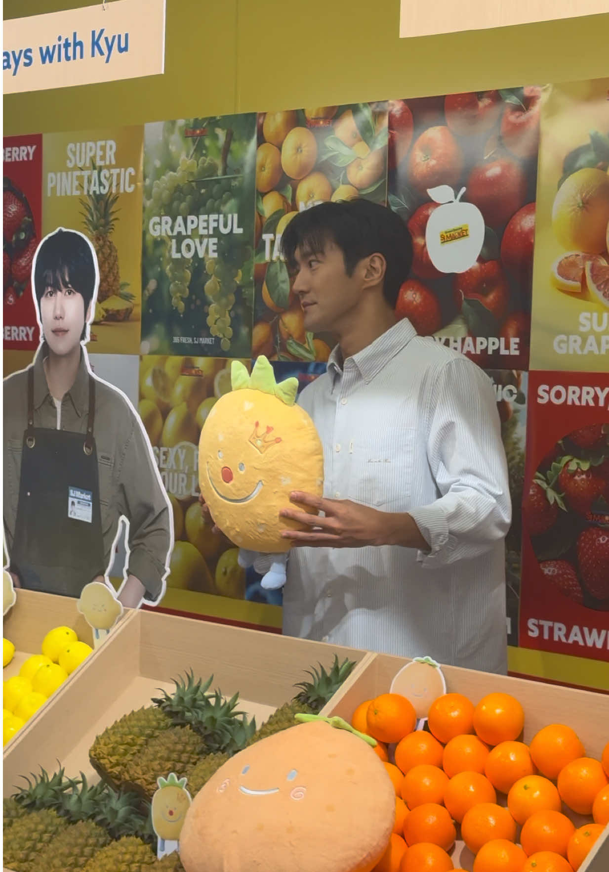 Part 1 🫢  still feels surreal it happened, but we definitely manifested this after waiting for 2 hours under the hot sun to enter the market 🥹 #superjunior #sjmarket #슈퍼주니어 