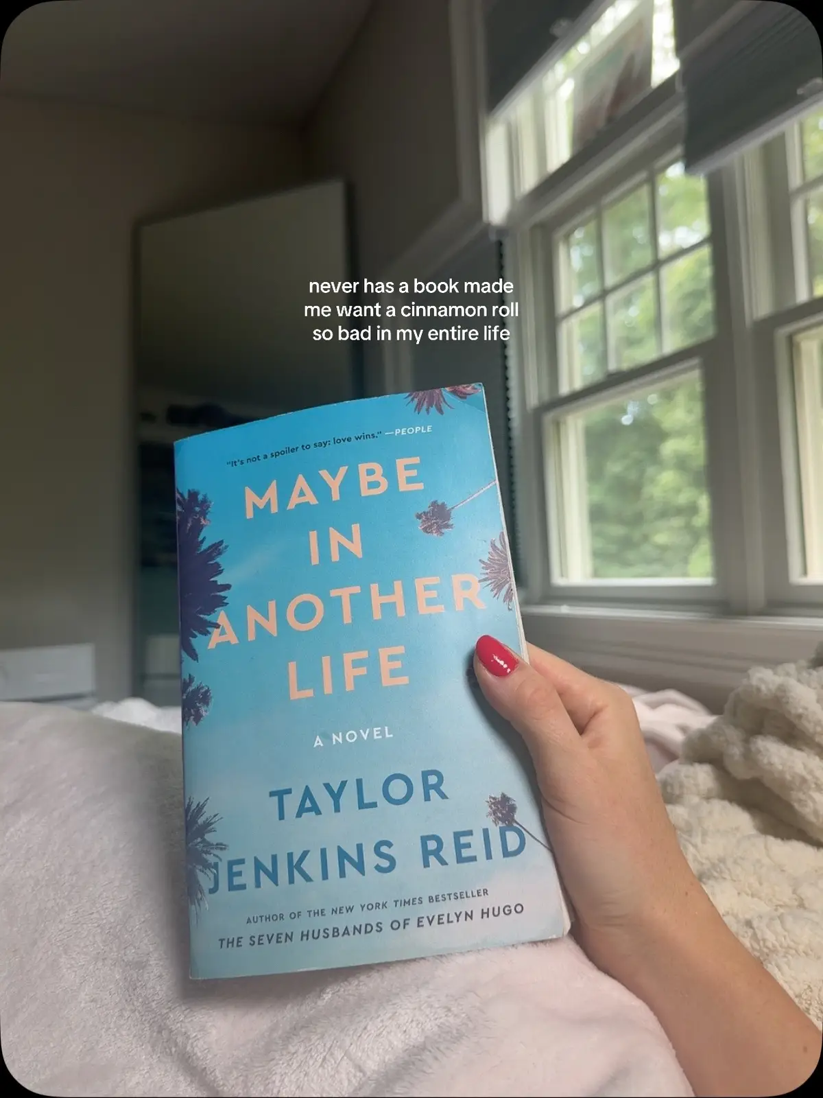 like i’m about to drive to a bakery #cinnamonroll #taylorjenkinsreid #BookTok #maybeinanotherlife 