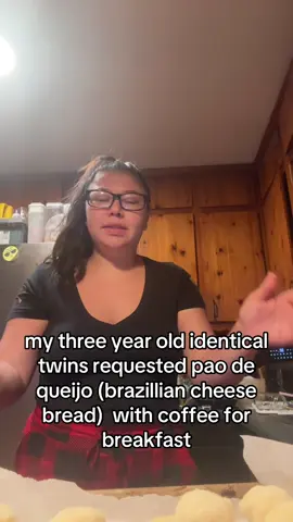 And idk about you, BUT i love it when my toddler know what they want to eat!  Specially when they both want the same thing. They did the weird twin thing that they said what the wanted at the same time and tonality and it was kinda creepy.  #paodequeijo  #brazilliancheesebread  #cheesebread #delicious #yummy 