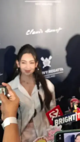 เบลล่า ราณี ถ่ายรูปกับสื่อหลังจบสัมภาษณ์ ในงาน ROYAL IVY REGATTA x MONET