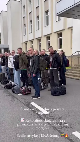 🚪 Šiandien LKA duris pravėrė naujokai! 📈 Rekordinis skaičius – 143 pirmakursiai, tarp jų ir 19 drąsių merginų. Pirmoji diena – be kompromisų: uniformos, ekipuotė, skiepai dokumentacija ir įsikūrimas kareivinėse.🪖 Susipažins, susidraugaus, o jau pirmadienį – į poligoną, kur prasidės bazinis karinis kursas. Sveiki atvykę į LKA šeimą! 🇱🇹🔥 #karoakademija